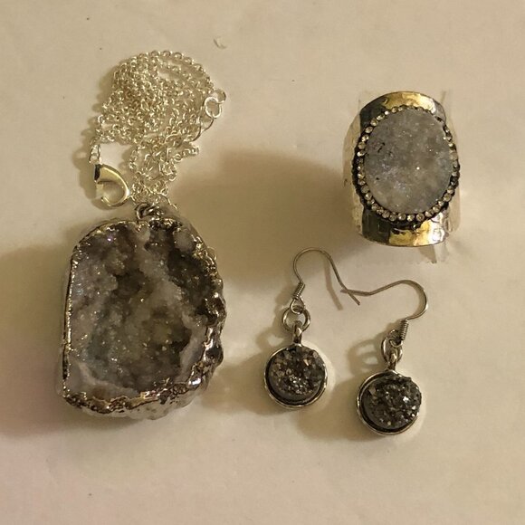 Jewelry - Womens Clear Druzy Quartz Geode Pendant, Earrings, Ring with Chain set.BRAND NEW